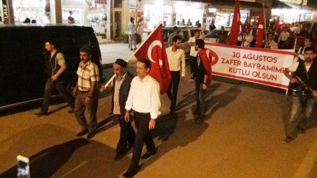 Erciş’te Bayrak Ve Fener Alayı Yürüyüşüne Büyük İlgi