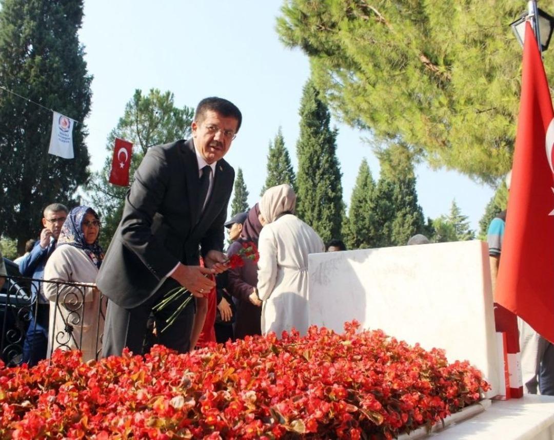 Bakan Zeybekci Şehitliği Ziyaret Etti