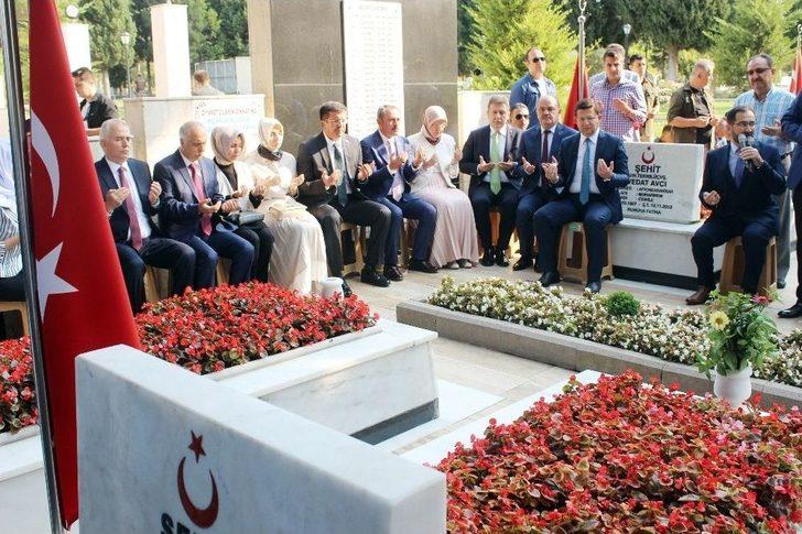 Bakan Zeybekci Şehitliği Ziyaret Etti G1