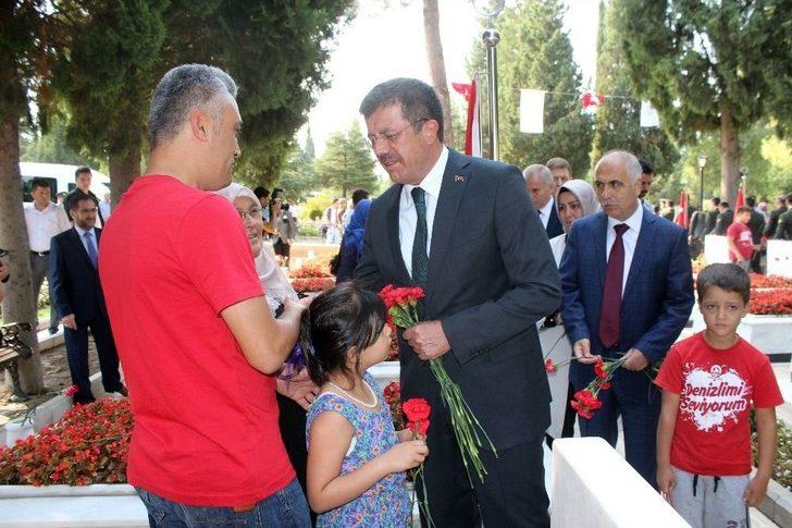 Bakan Zeybekci Şehitliği Ziyaret Etti G3