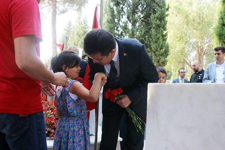 Bakan Zeybekci Şehitliği Ziyaret Etti G4