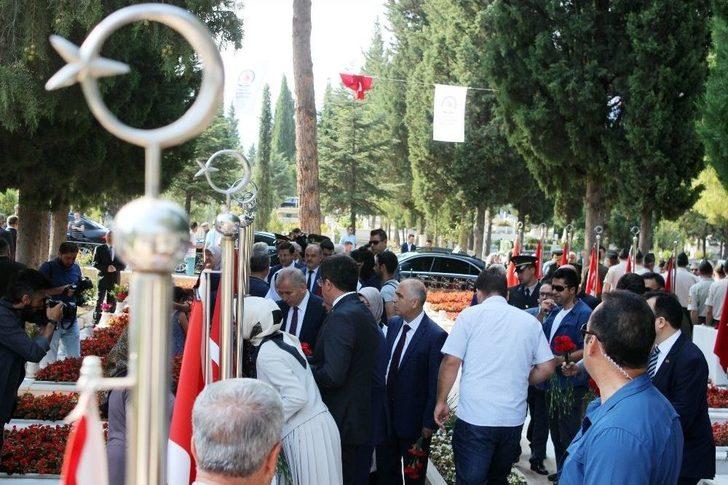 Bakan Zeybekci Şehitliği Ziyaret Etti G5
