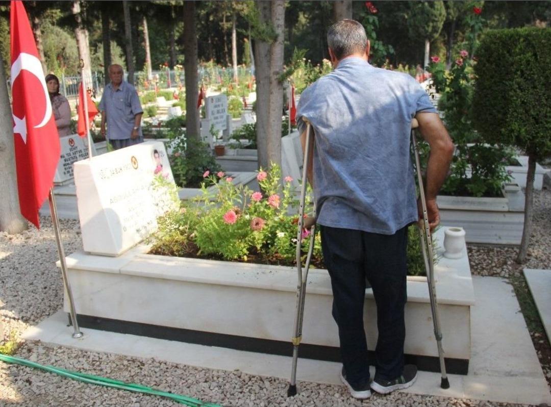 Koltuk Değnekleriyle Şehit Mezarlarından Tek Tek Dua Okudu