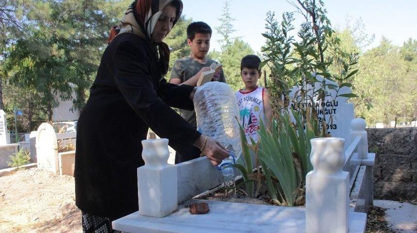 Elazığ&rsquo;da Arefe G&uuml;n&uuml; Mezarlıklar Doldu Taştı