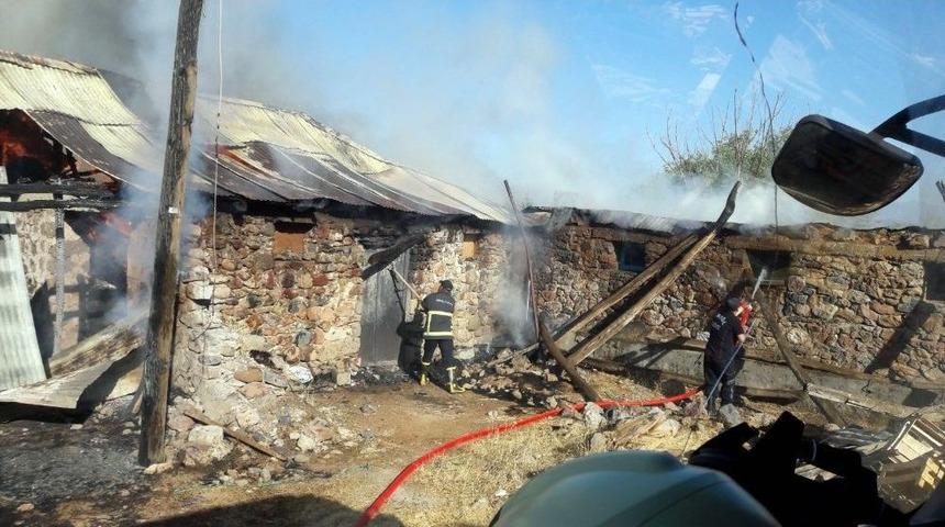 Bing&ouml;l&rsquo;de 2 Ahır Ve 25 Ton Saman Yandı