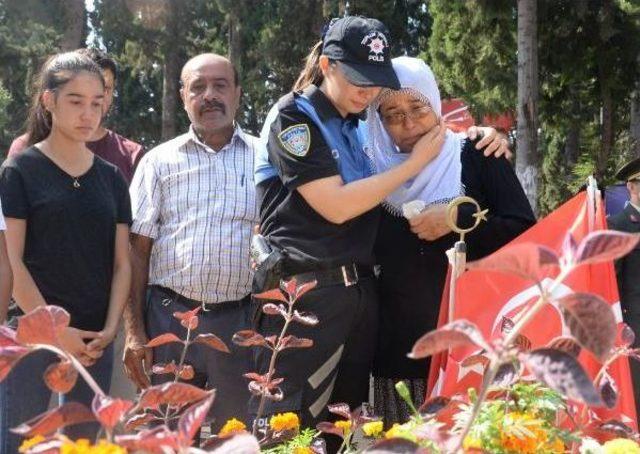 Teselli Etmek Için Şehit Annesine Sarıldı, Dayanamayıp Dakikalarca Ağladı