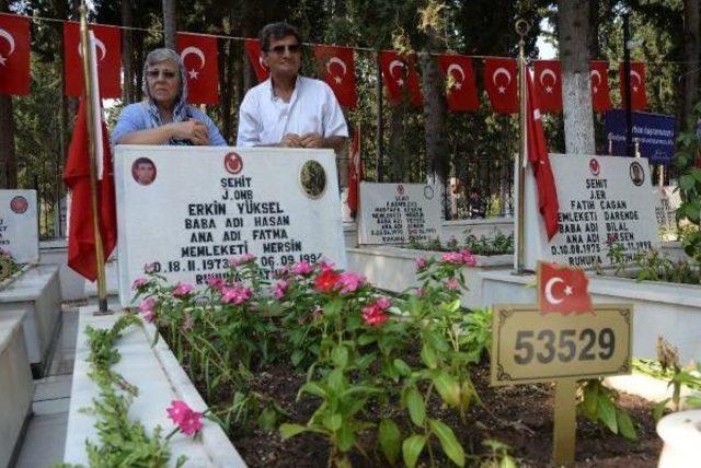 Teselli Etmek Için Şehit Annesine Sarıldı, Dayanamayıp Dakikalarca Ağladı