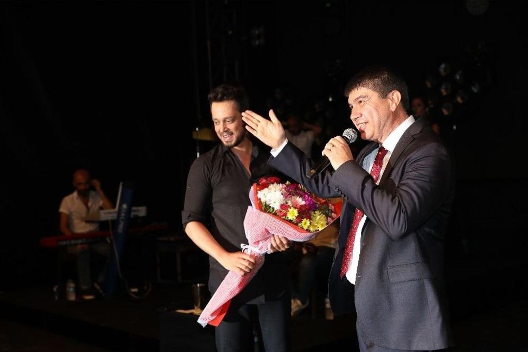 Zafer Bayramı&rsquo;nda Murat Boz Antalyalıları Coşturdu