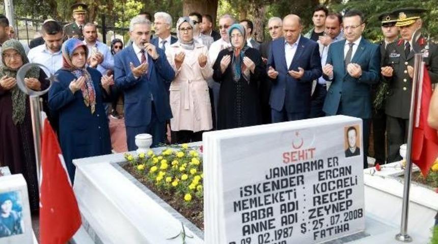 Başbakan Yardımcısı Fikri Işık Şehitliği Ziyaret Etti