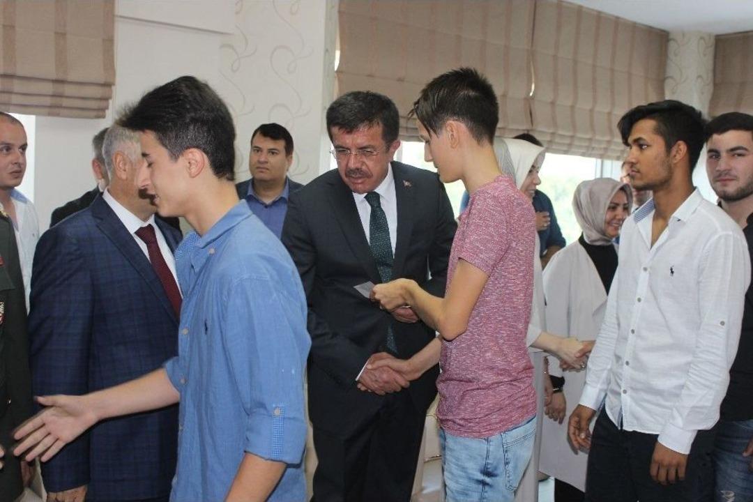 Bakan Zeybekci, Yaşlılarla T&uuml;rk&uuml; S&ouml;yledi