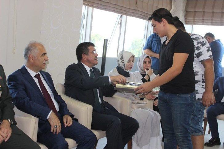 Bakan Zeybekci, Yaşlılarla Türkü Söyledi G4