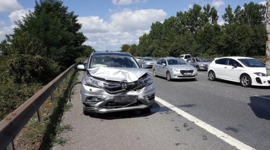 Cip Otomobile Arkadan &Ccedil;arptı: 3 Yaralı