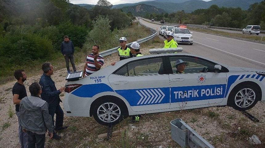 Karab&uuml;k&rsquo;te İki Kara Noktaya Maket Polis Aracı Yerleştirildi