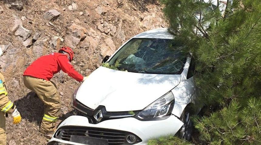 Balıkesir’de Otomobil Şarampole Uçtu: 3 Yaralı