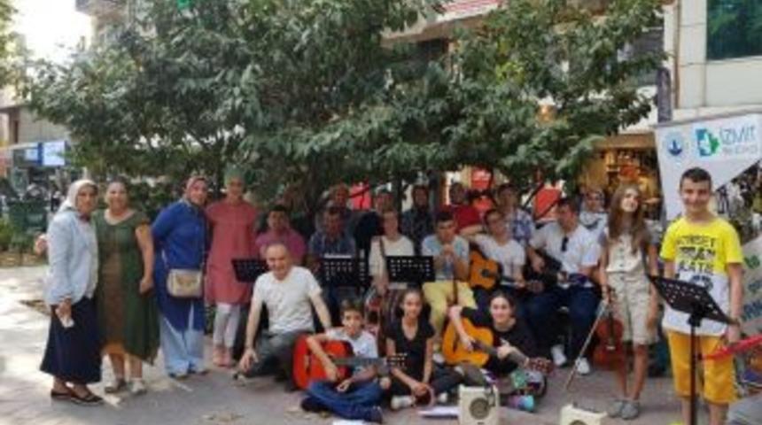 İzmit Y&uuml;r&uuml;y&uuml;ş Yolunda Minikler Konser Verdi