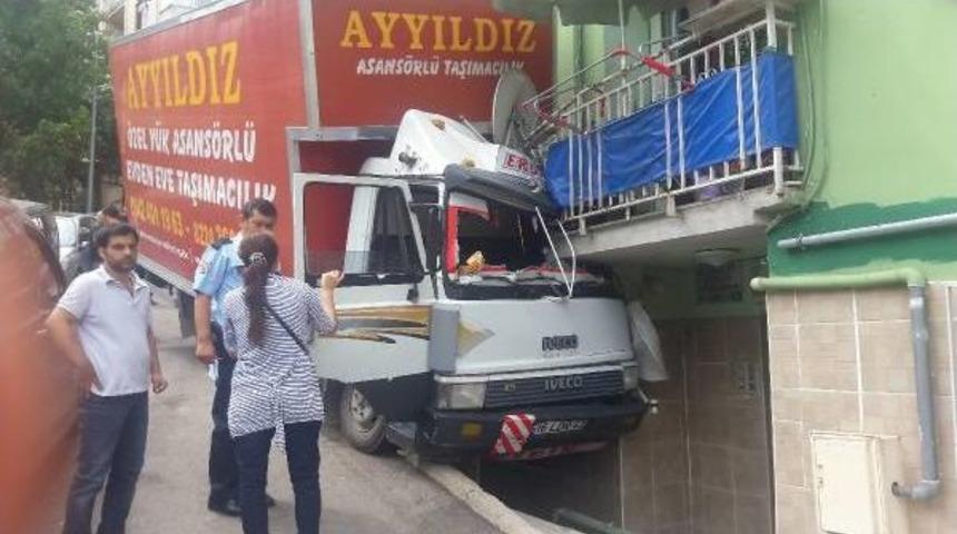 Freni Boşalan Kamyon 3 Otomobil Ve Evin Balkonuna &Ccedil;arptı