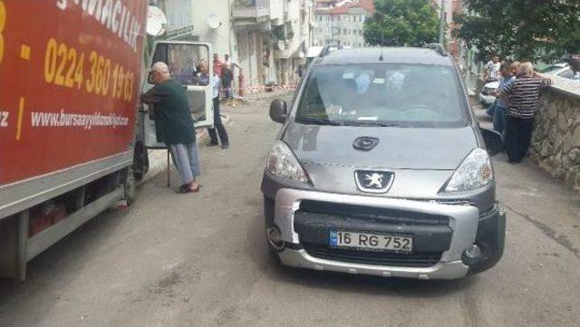 Freni Boşalan Kamyon 3 Otomobil Ve Evin Balkonuna Çarptı