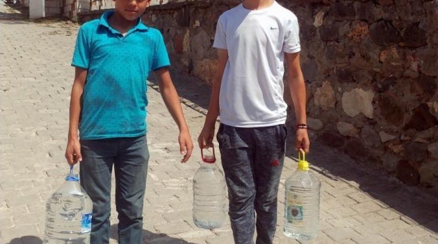 Mezarlıkta Su Satarak Bayram Har&ccedil;lığını Kazanıyorlar