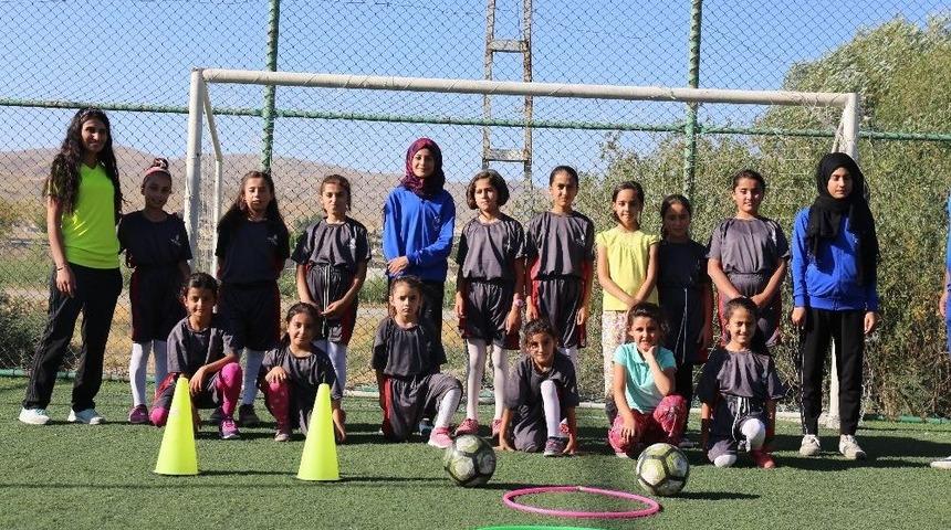 G&uuml;rpınarlı Kız &Ccedil;ocukların Futbol İlgisi