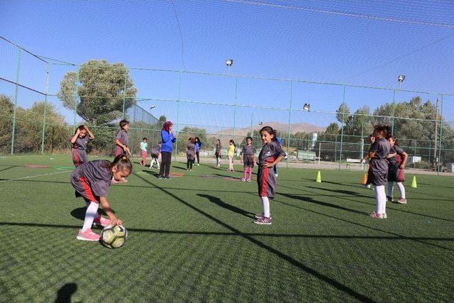 Gürpınarlı Kız Çocukların Futbol İlgisi