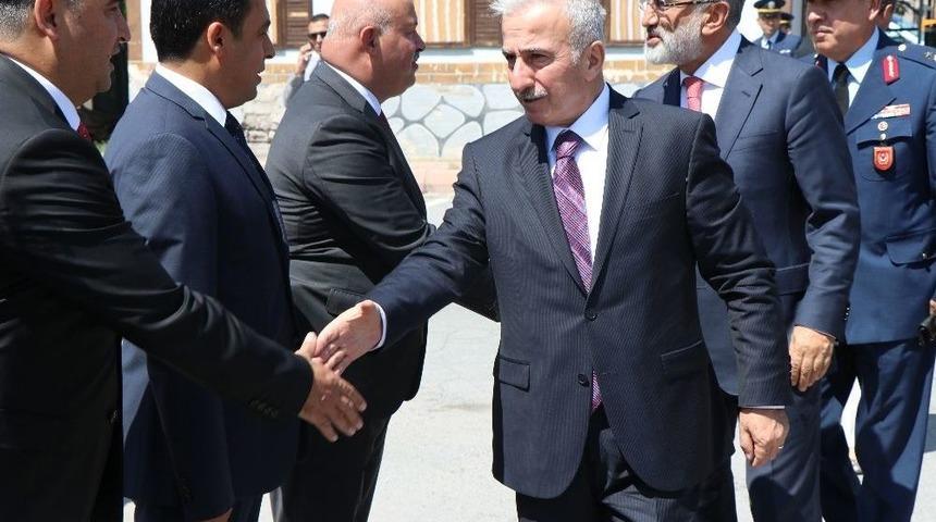 Vali Kamçı, "yetkisi Olmayan Kişileri Kurban Derilerini Vermeyin"