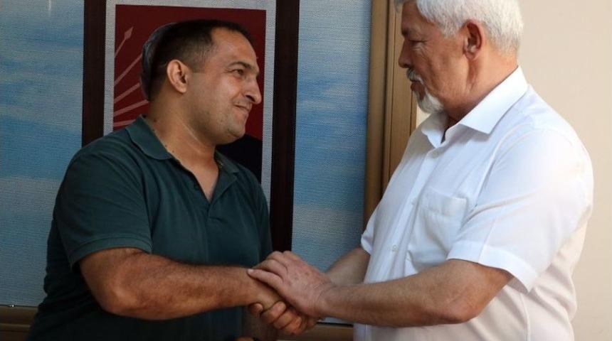 Chp&rsquo;den Gazeteciye Altın Jesti