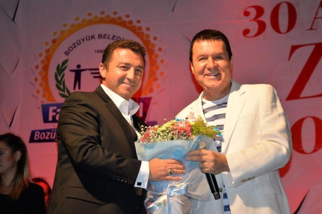 Boz&uuml;y&uuml;k Zafer Bayramı Coşkusunu Mithat K&ouml;rler İle Yaşadı