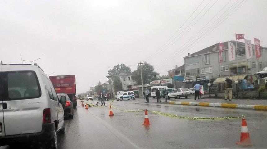 Tırın &Ccedil;arptığı Bisikletli Hayatını Kaybetti