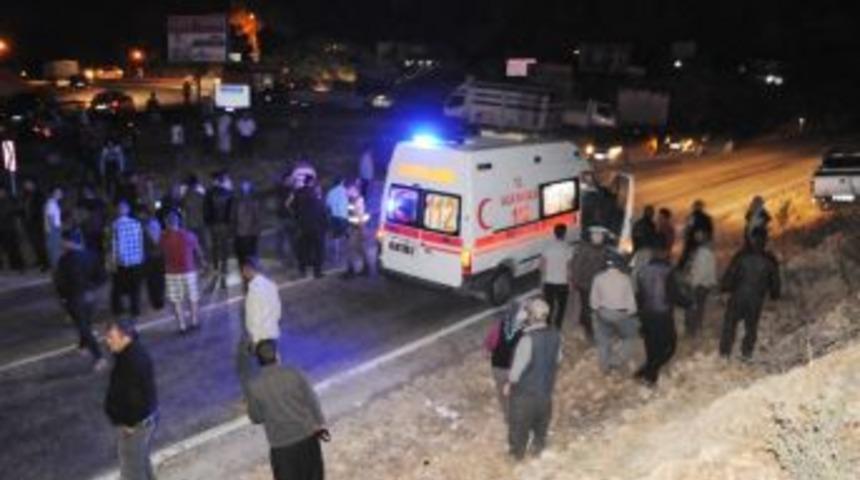 Tek Farı Yanan Otomobil Yayaya &Ccedil;arptı: 1 Ağır Yaralı