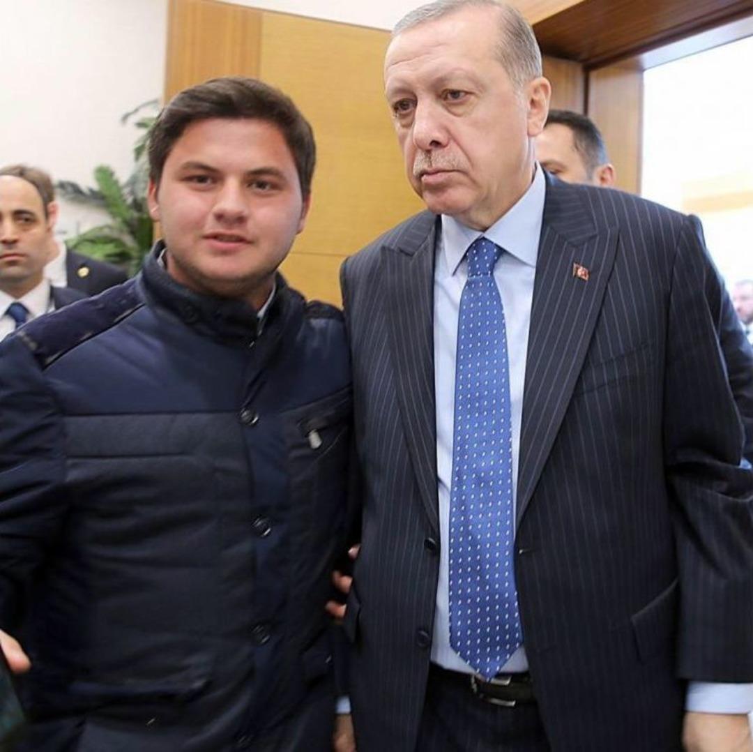 Siyasilerle Selfie &Ccedil;ekiliyor