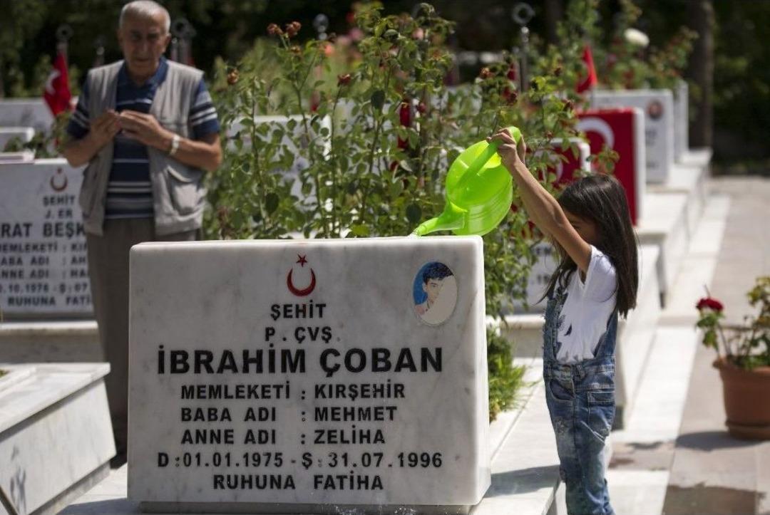 Şehit Yakınları Bayram Arifesinde Şehitliklere Akın Etti