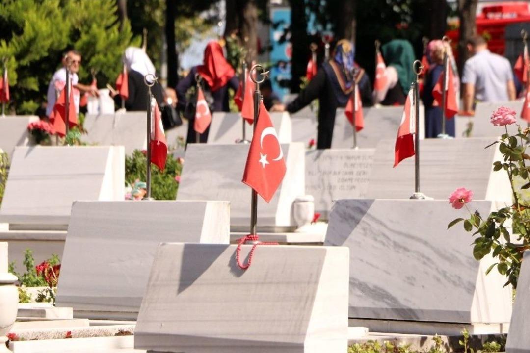 Edirnekapı Şehitliği&rsquo;ne Ziyaret&ccedil;i Akını