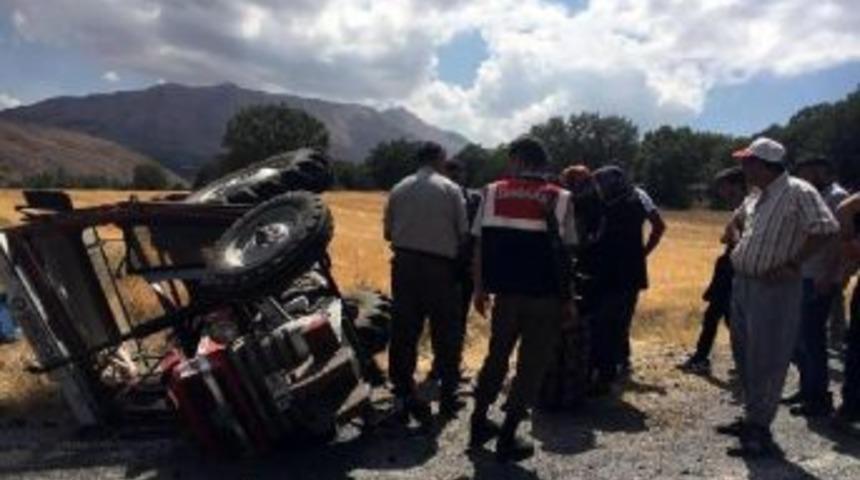 Trakt&ouml;r Şarampole Devrildi: 2&rsquo;Si Ağır 3 Yaralı