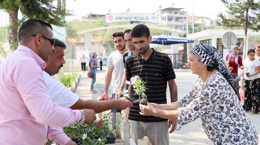 B&uuml;y&uuml;kşehir Belediyesi&rsquo;nden Mezarlık Kapısında Vatandaşa &Ccedil;i&ccedil;ek Ve Su