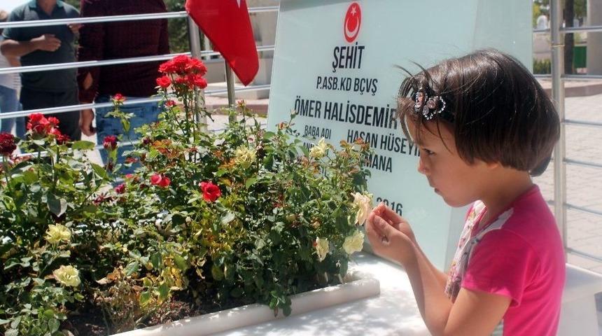 &Ouml;mer Halisdemir&rsquo;in Mezarına Arefe G&uuml;n&uuml;nde Ziyaret&ccedil;i Akını