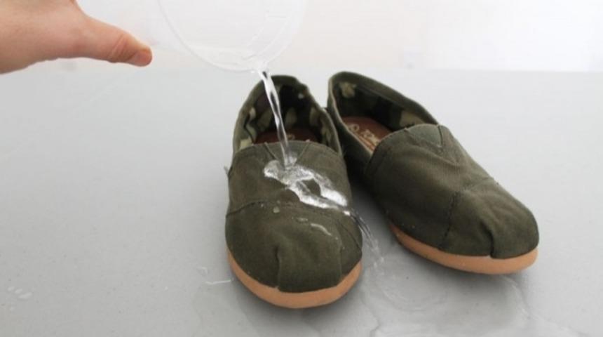 Bez ayakkabılarınızı nasıl su ge&ccedil;irmez ayakkabıya &ccedil;evirebilirsiniz?