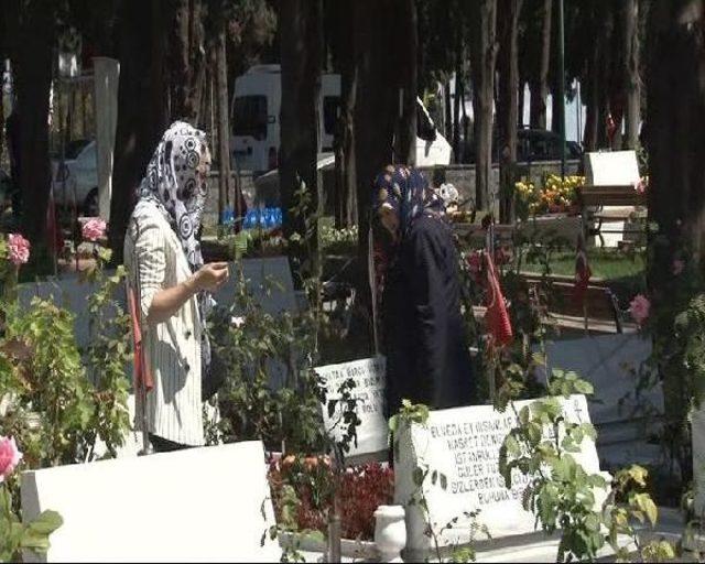 Arife Günü Şehitliğe Akın Ettiler