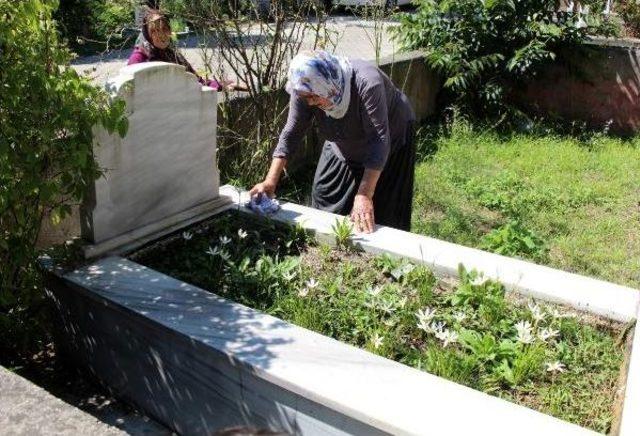 Zonguldak’Ta Arife Günü Mezarlıklar Doldu