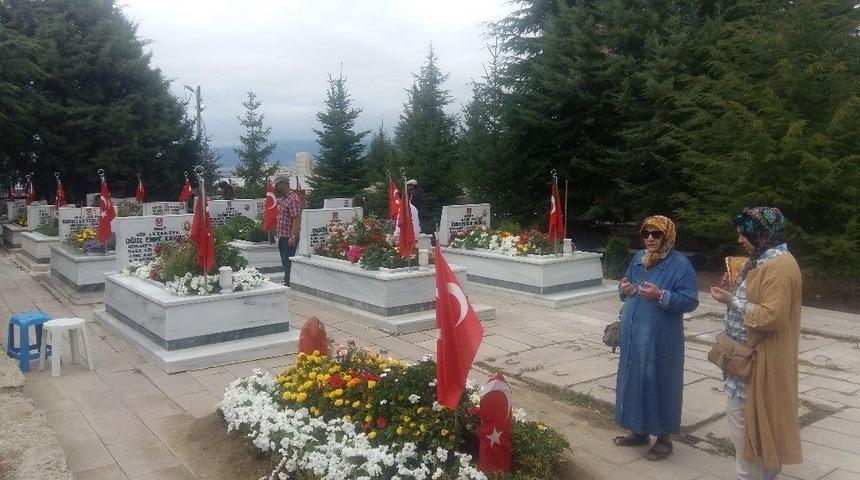 Arife Günü Şehitliğe Akın Ettiler