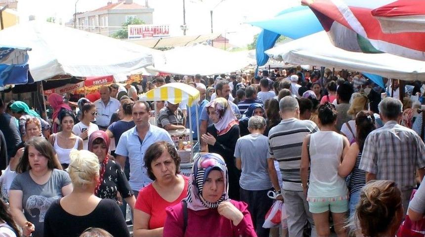 Pazarda Adım Atacak Yer Kalmadı