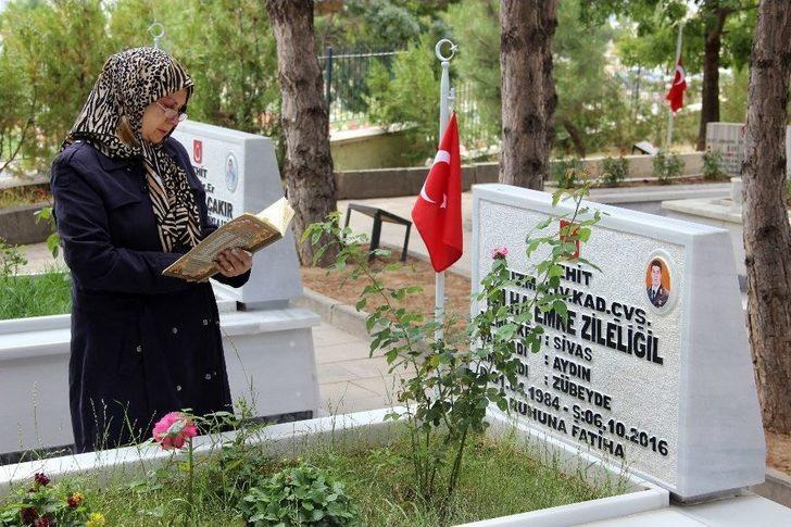 Şehitlikte Hüzünlü Arife G1