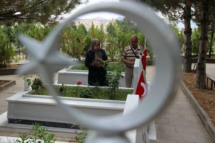 Şehitlikte Hüzünlü Arife G2