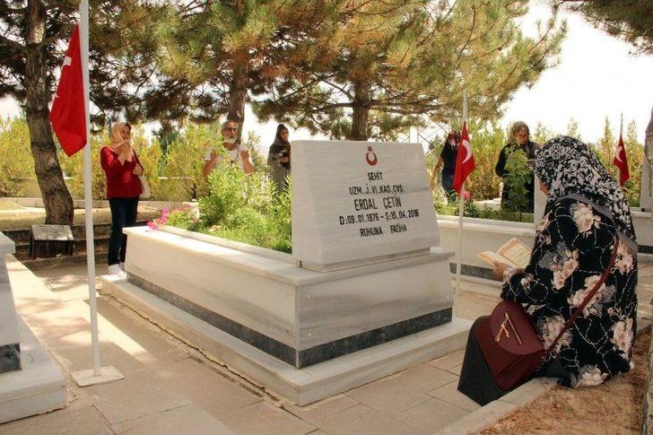 Şehitlikte Hüzünlü Arife G3