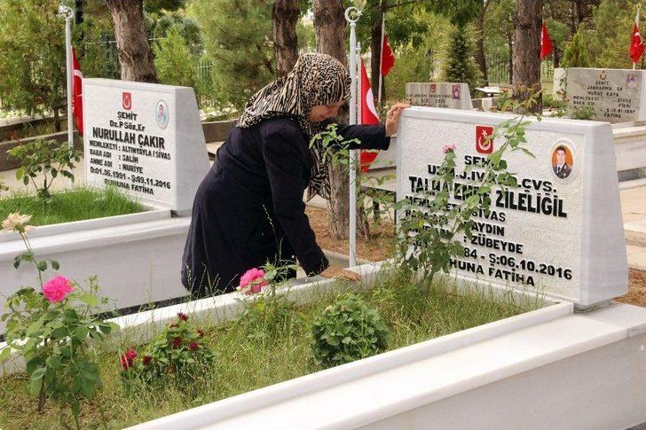 Şehitlikte Hüzünlü Arife G4