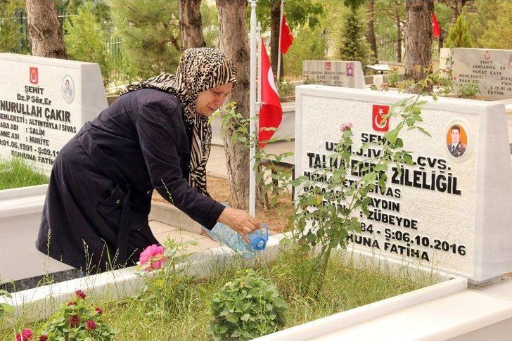 Şehitlikte Hüzünlü Arife G5