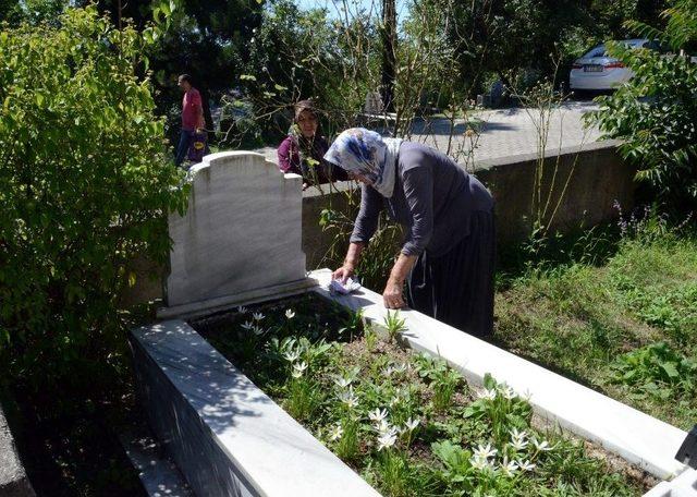 Zonguldak’ta Arife Günü Mezarlıklara Ziyaretçi Akını