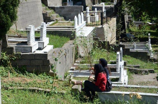 Zonguldak’ta Arife Günü Mezarlıklara Ziyaretçi Akını