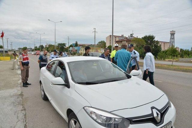 Vali Kaymak‘tan Sürücülere Çikolata