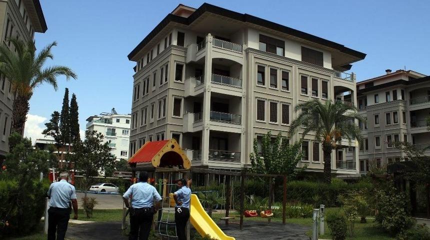 Evdeki T&uuml;pgaz Sızıntısı Paniğe Sebep Oldu, İtfaiyeci Tuvalet Penceresinden İ&ccedil;eri Girdi