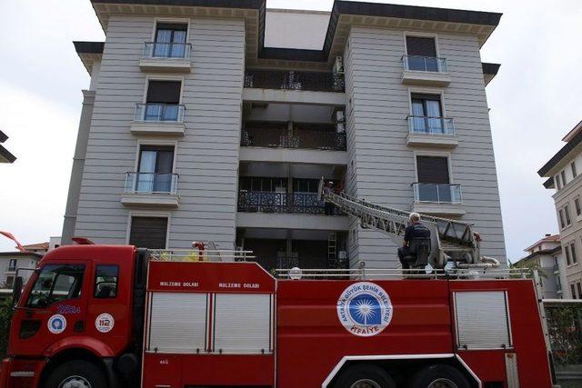 Evdeki Tüpgaz Sızıntısı Paniğe Sebep Oldu, İtfaiyeci Tuvalet Penceresinden İçeri Girdi